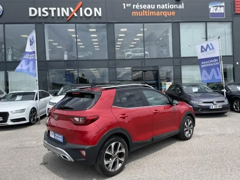 Vue 3/4 arrière droite d'une BMW Série 1 F20 135i bleu métal de 2013, avec jantes alliage et toit ouvrant visible.