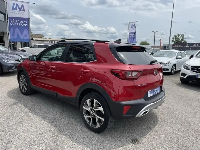 Vue 3/4 arrière d'une BMW Série 1 F20 135i bleu métal de 2013, avec carrosserie brillante et jantes alliage visibles.