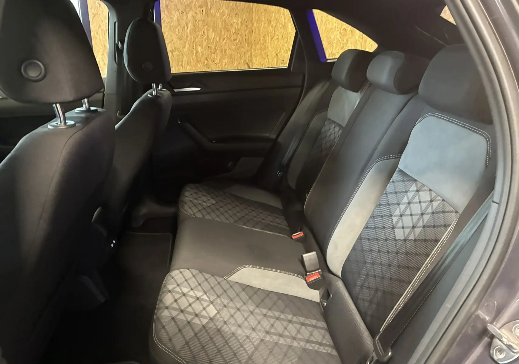 Vue intérieure de la banquette arrière en tissu gris et noir du Volkswagen Taigo 1.5 TSI 150 R-LINE 2023.