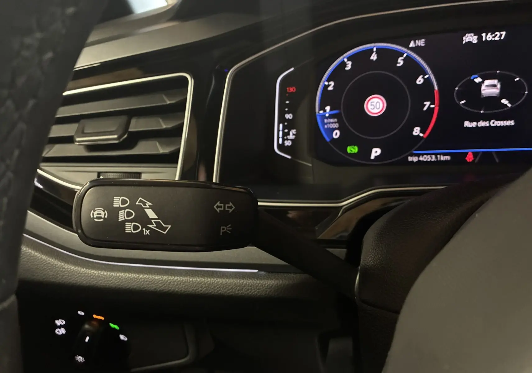 Gros plan sur la commande des clignotants et tableau de bord numérique du Volkswagen Taigo gris 2023, version R-LINE.