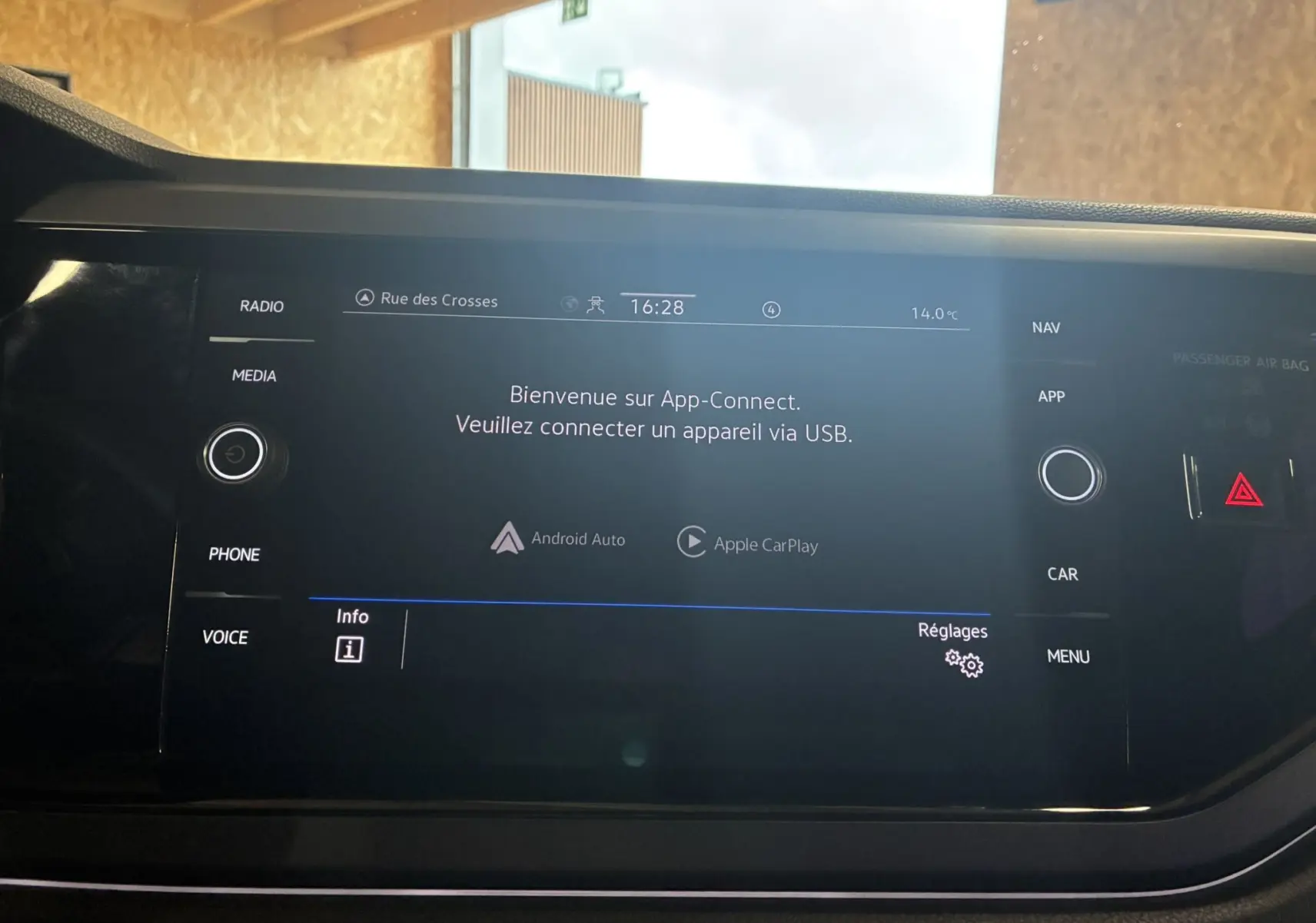 Écran tactile central du Volkswagen Taigo 1.5 TSI 150 R-LINE 2023, affichant l'interface App-Connect avec options Android Auto et Apple CarPlay.
