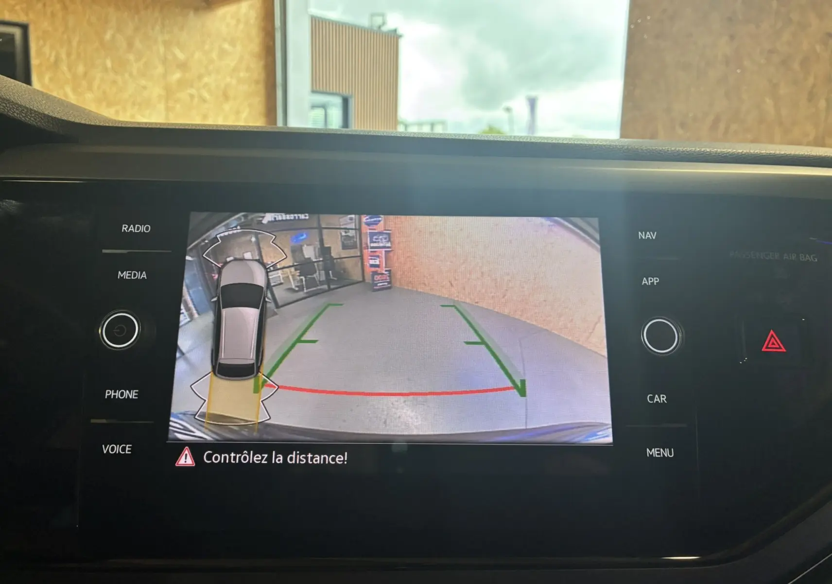 Écran de caméra de recul du Volkswagen Taigo gris 2023, affichant les lignes d’aide au stationnement arrière.