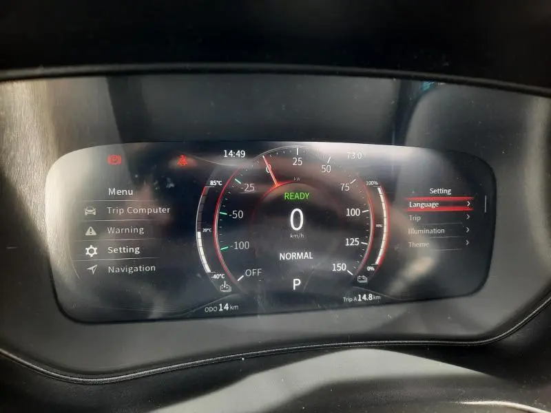 Tableau de bord numérique du SERES 3 Luxury 2023 montrant l'écran central avec menu et vitesse à zéro km/h.