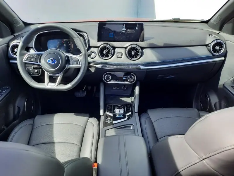 Intérieur noir du SERES 3 Luxury 2023 vu de face, avec tableau de bord moderne et écran tactile central.