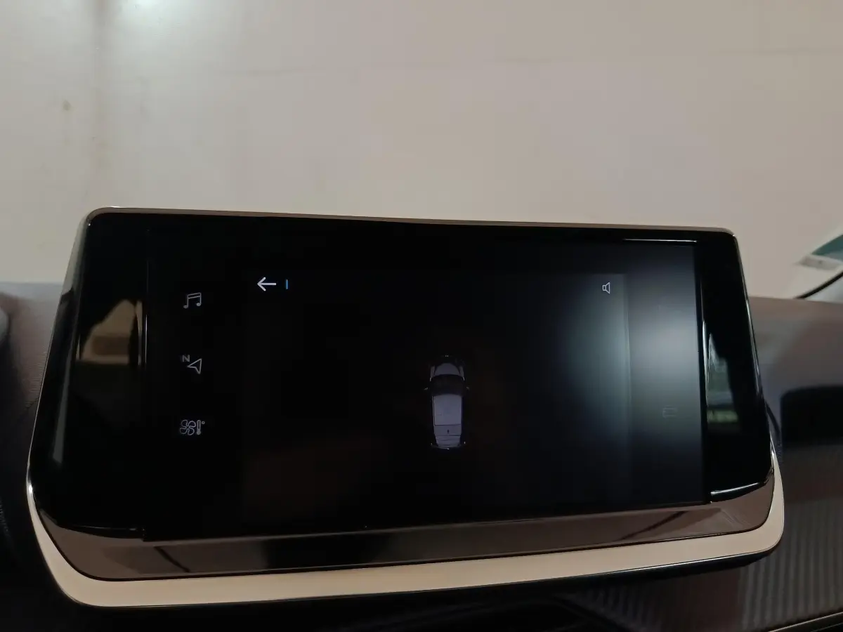 Écran tactile central allumé dans l’habitacle de la Peugeot 208 électrique Active Business 2020.