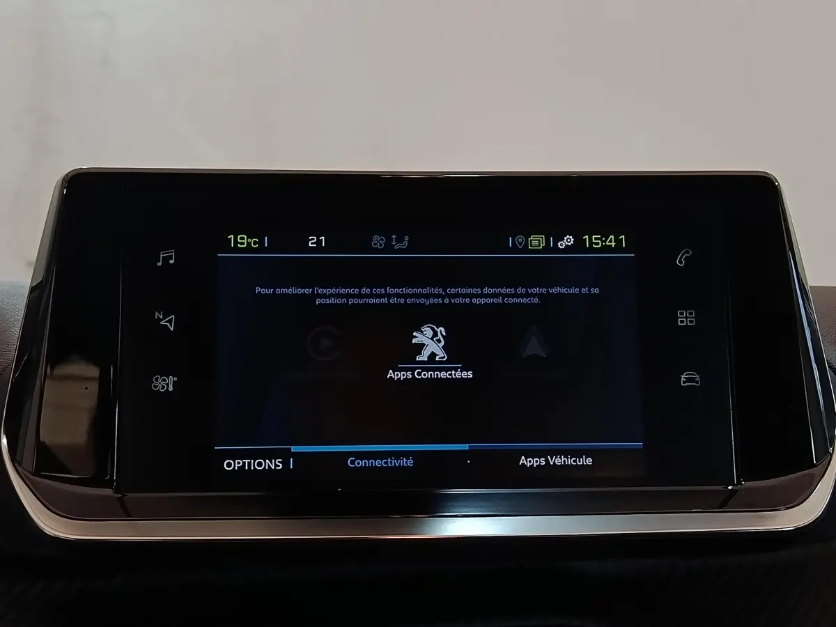 Écran tactile central de la Peugeot 208 électrique Active Business 2020 affichant les options de connectivité.