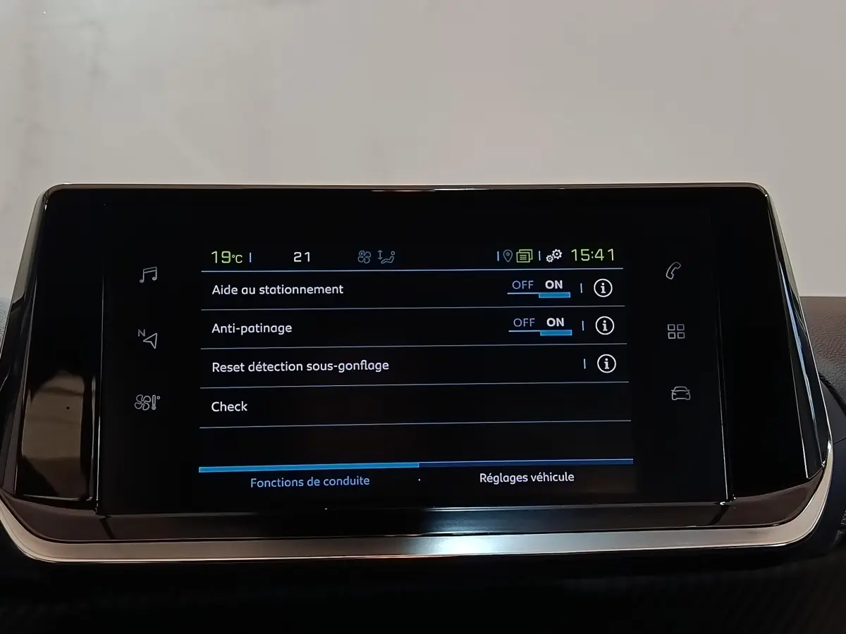 Écran tactile central de la Peugeot 208 électrique Active Business affichant les réglages d’aide à la conduite.
