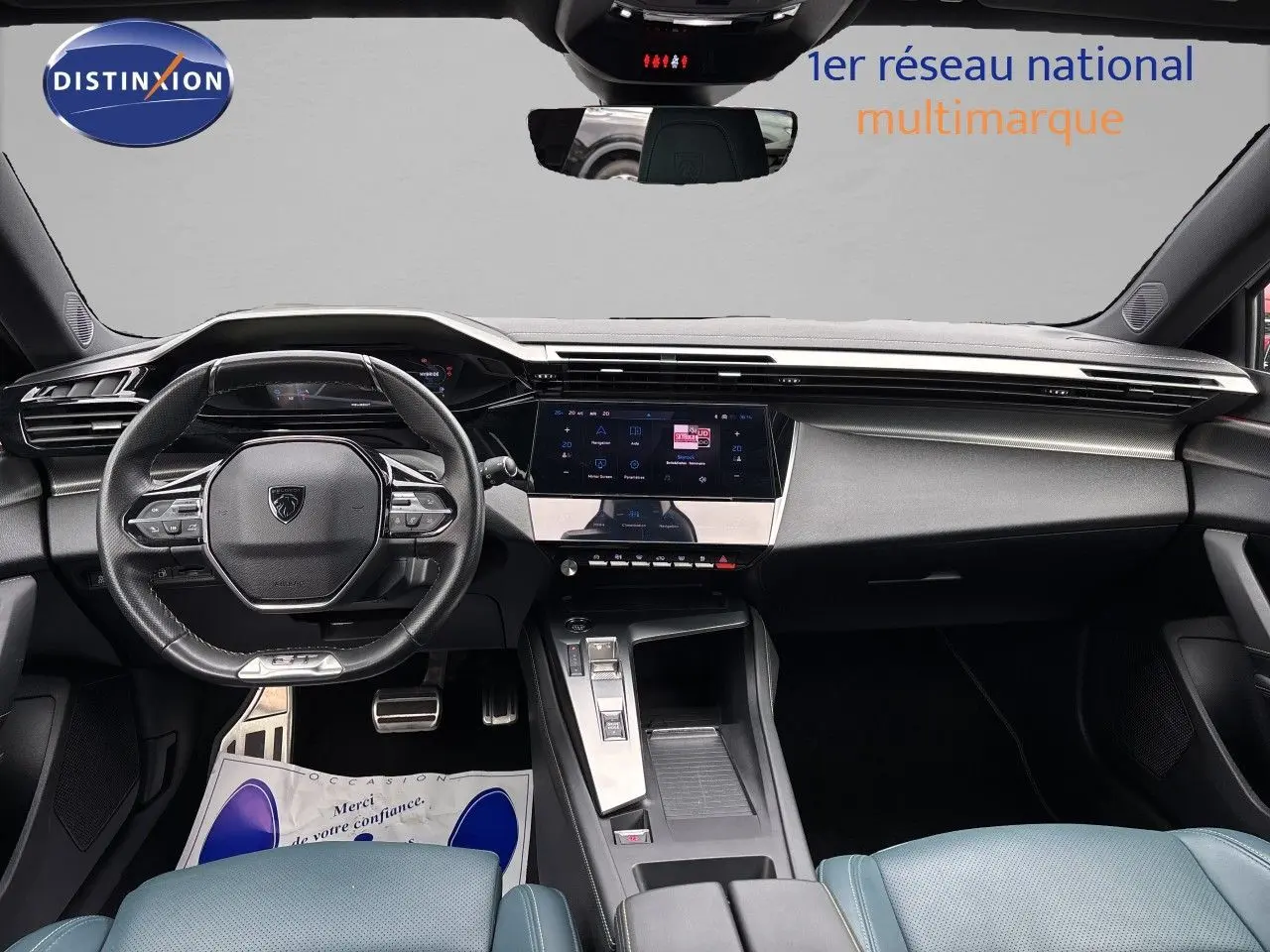 Vue intérieure frontale du Peugeot 308 SW hybride 2022, avec tableau de bord moderne noir et écran tactile central.