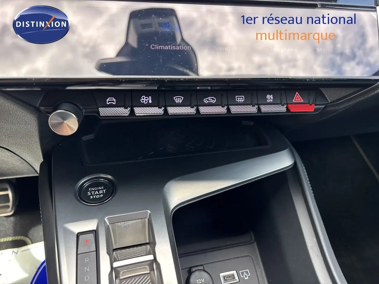 Gros plan sur la console centrale de la Peugeot 308 SW hybride blanche, avec boutons de commande et démarrage sans clé.