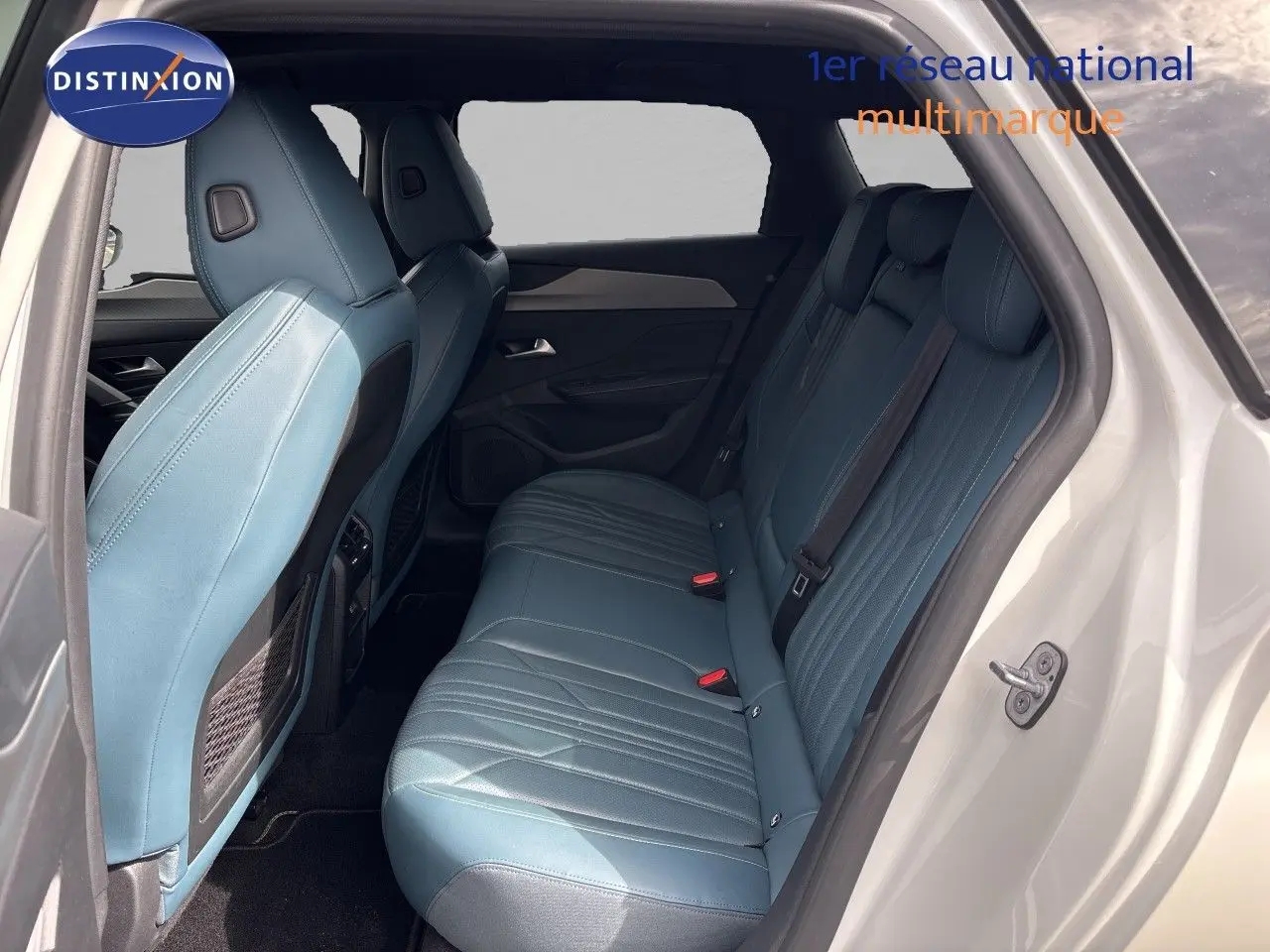Vue intérieure côté droit des sièges arrière en cuir bleu d'une Peugeot 308 SW hybride blanc nacré 2022.