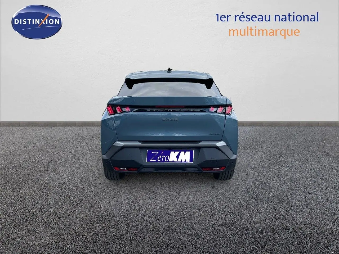 Vue arrière du Peugeot 3008 Hybrid 136ch Allure en bleu Ingaro Metal avec feux LED distinctifs allumés.