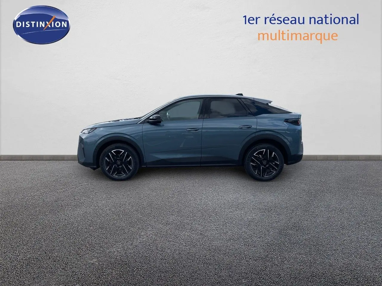 Peugeot 3008 Hybrid 136ch Allure bleu Ingaro métal vue de profil côté gauche sur fond neutre.