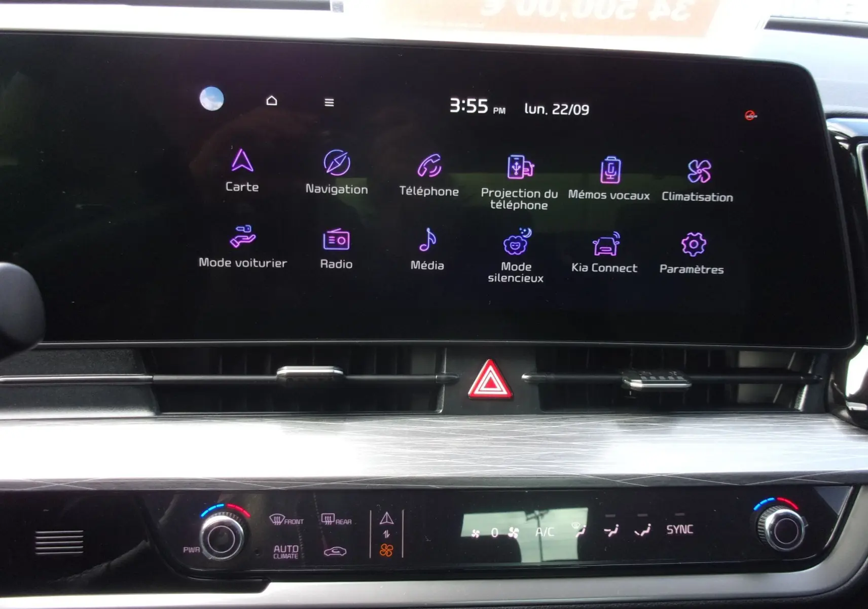 Vue rapprochée de l'écran tactile 12,3 pouces et de la console centrale du Kia Sportage gris perle 2025, mettant en valeur les commandes numériques.