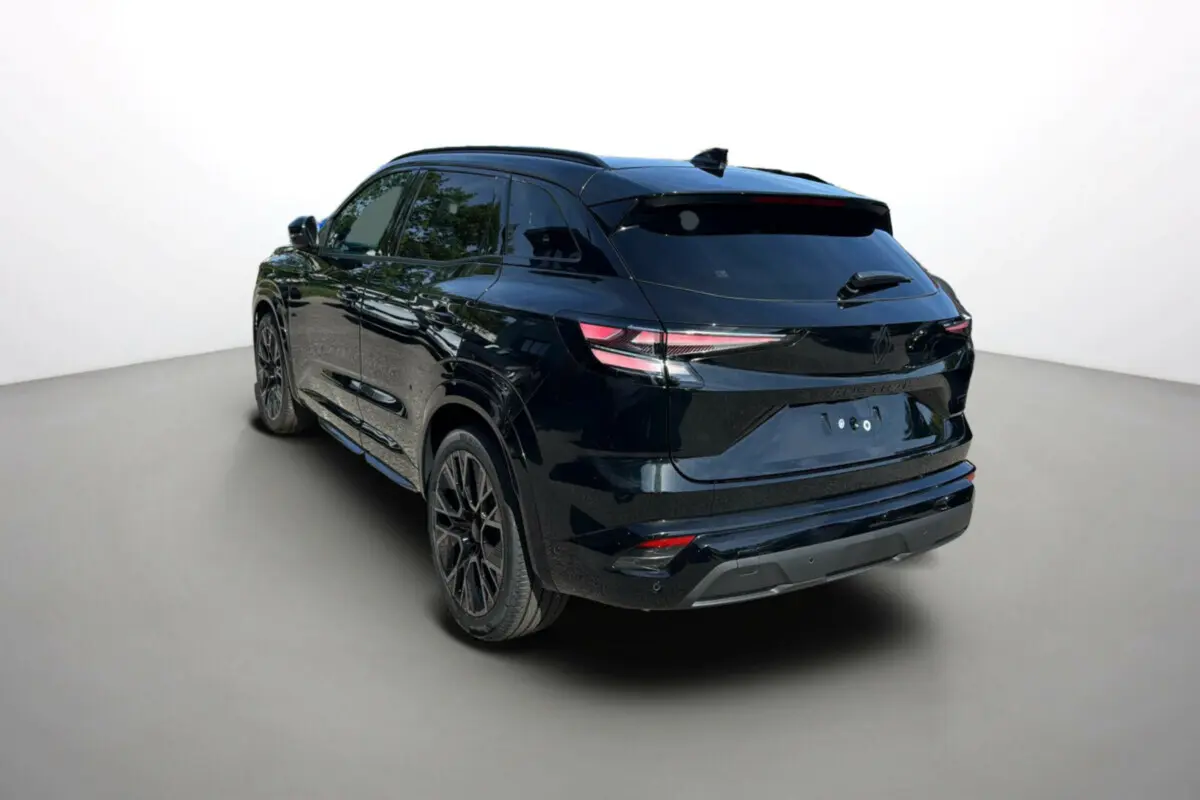 Vue 3/4 arrière droite du Renault Austral 2025 noir étoilé, version New 200 Esprit Alpine avec toit panoramique.