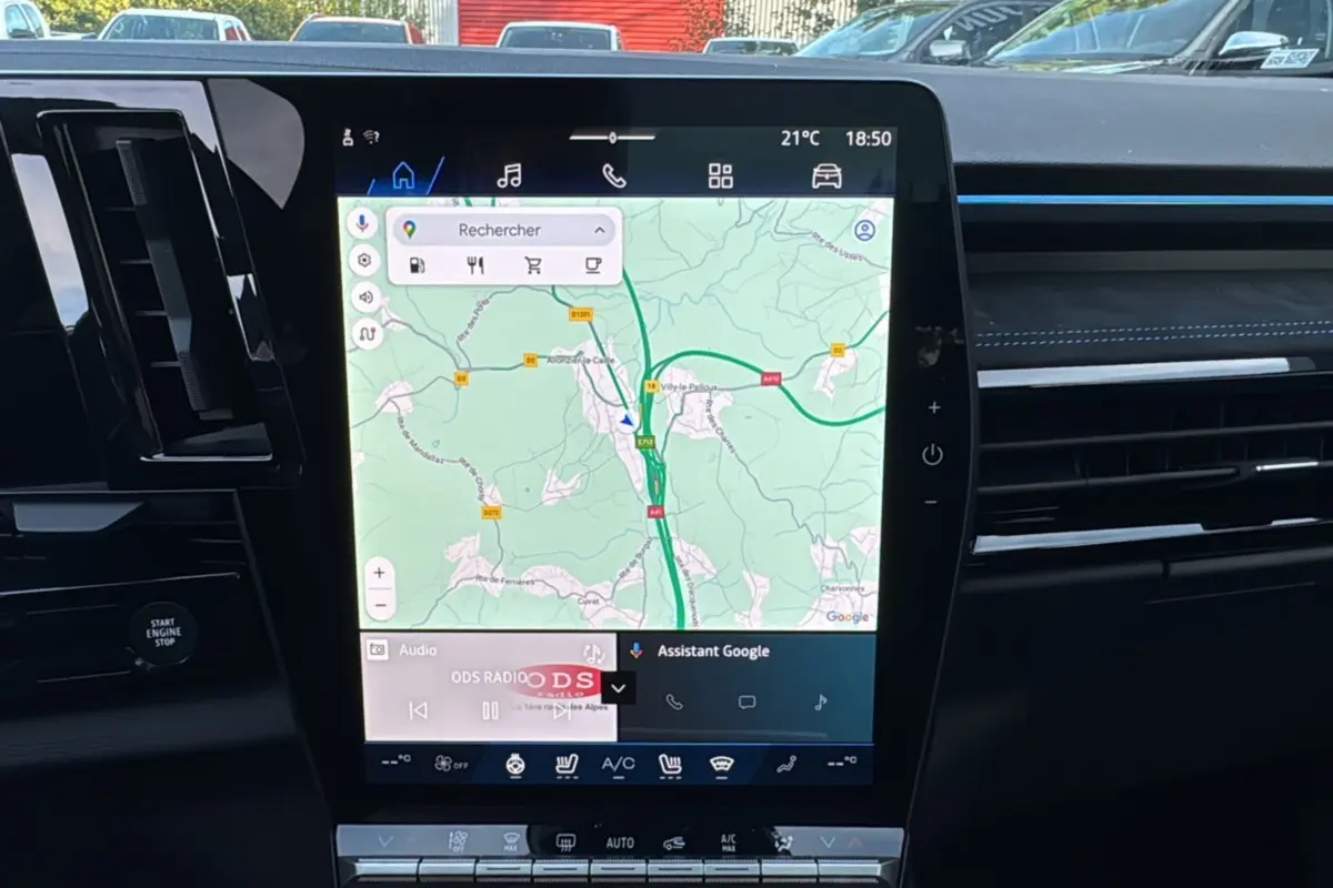 Vue rapprochée de l'écran tactile central du Renault Austral New 200 Esprit Alpine 2025 avec interface GPS affichée.