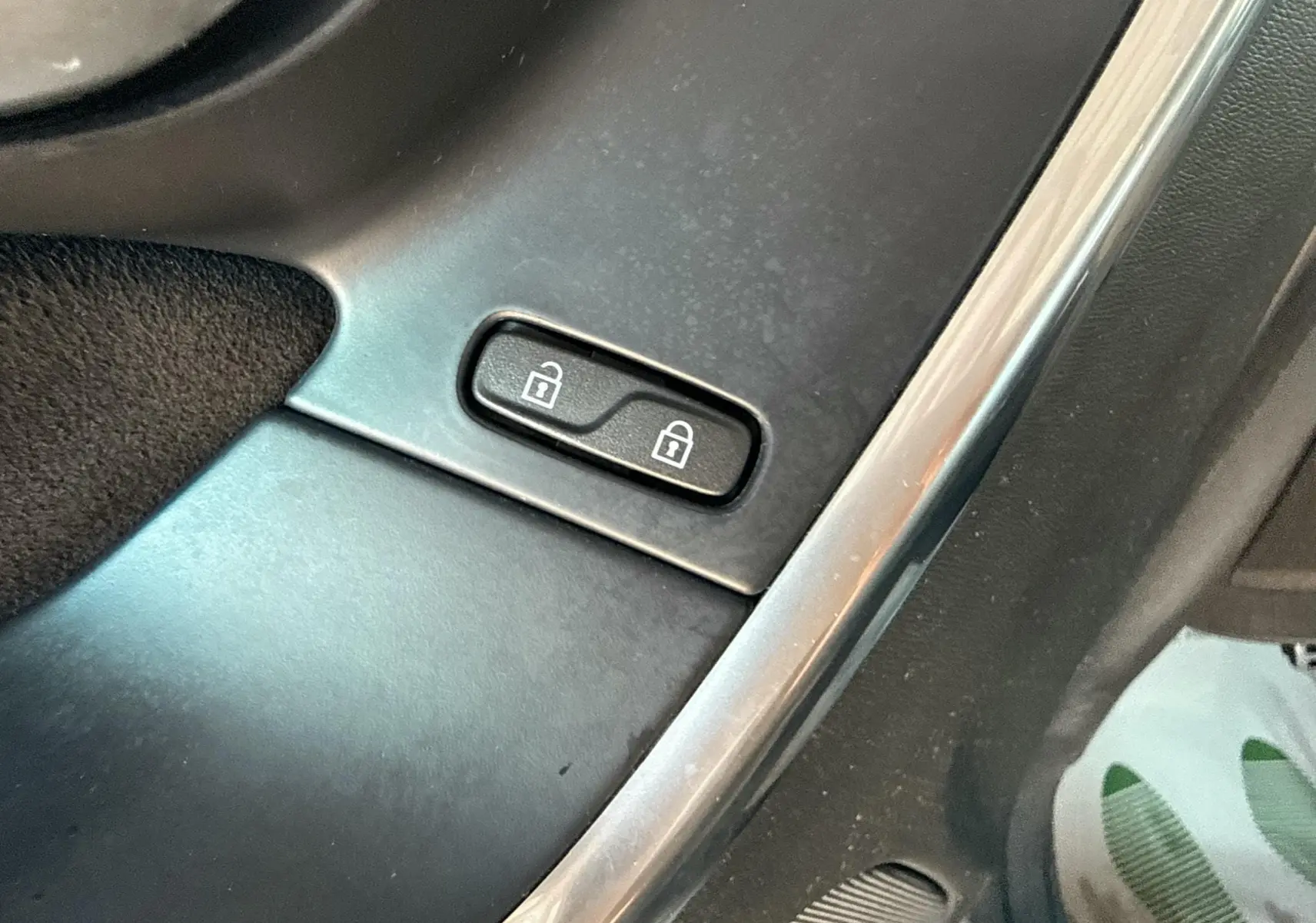 Bouton de verrouillage des portes sur la garniture intérieure côté conducteur du Volvo XC60 gris 2016.