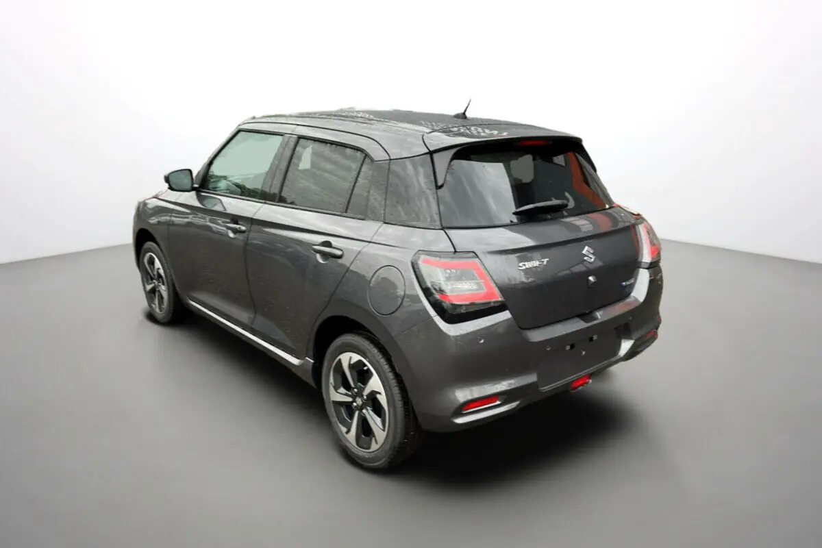 Suzuki Swift 2025 gris minéral vue 3/4 arrière droit avec jantes alu et vitres surteintées.