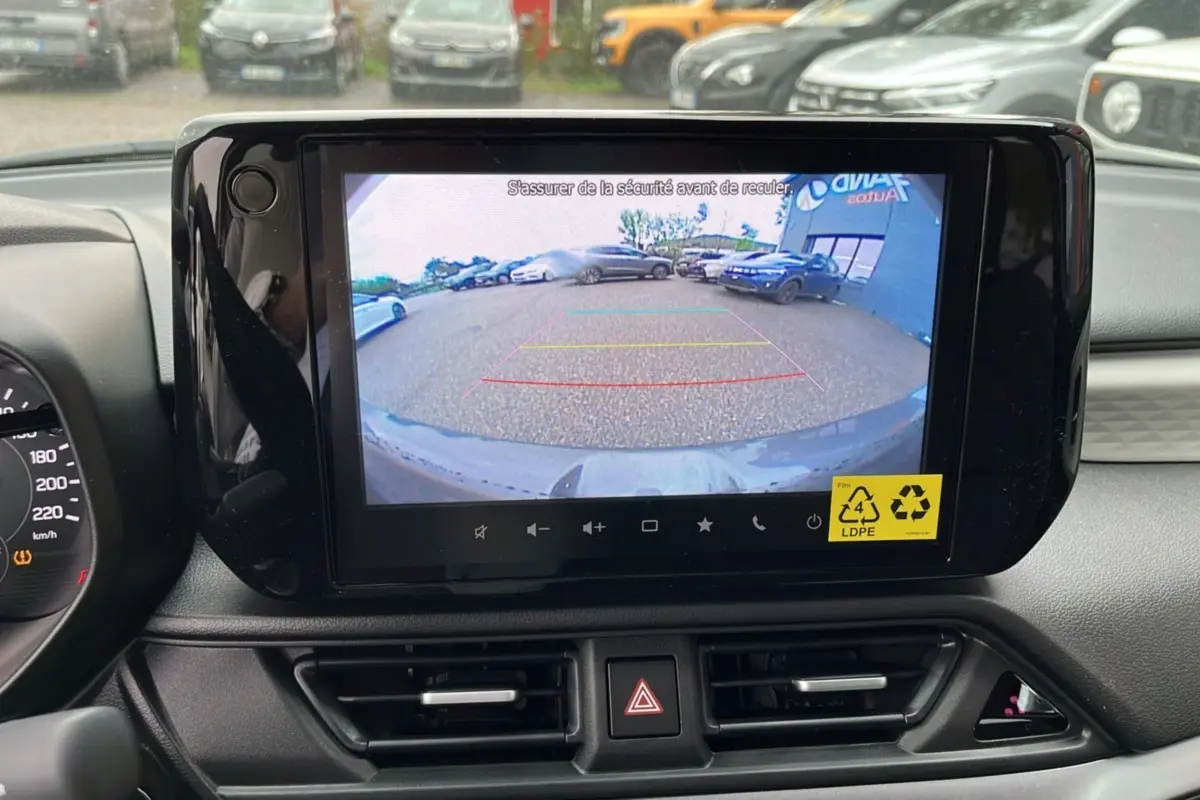 Écran central affichant la caméra de recul dans l'habitacle d'une Suzuki Swift 2025 gris minéral.