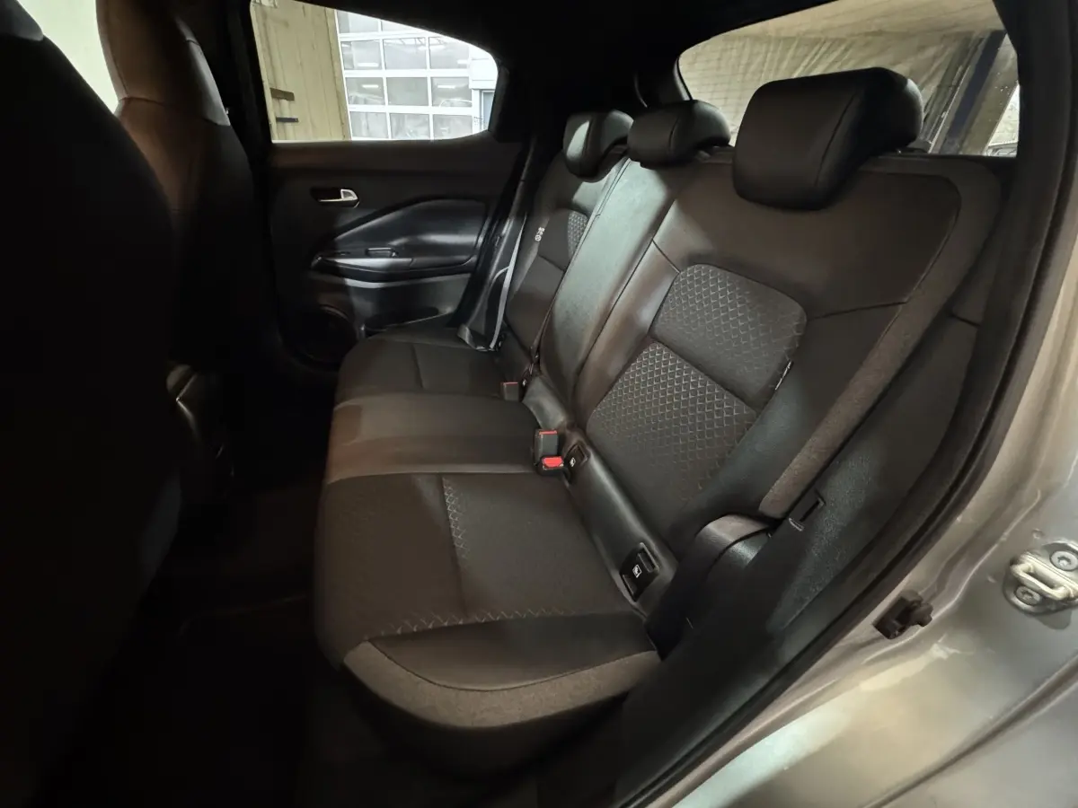 Vue intérieure côté droit montrant la banquette arrière noire du Nissan Juke DIG-T 114 DCT N-Connecta 2025 gris clair.