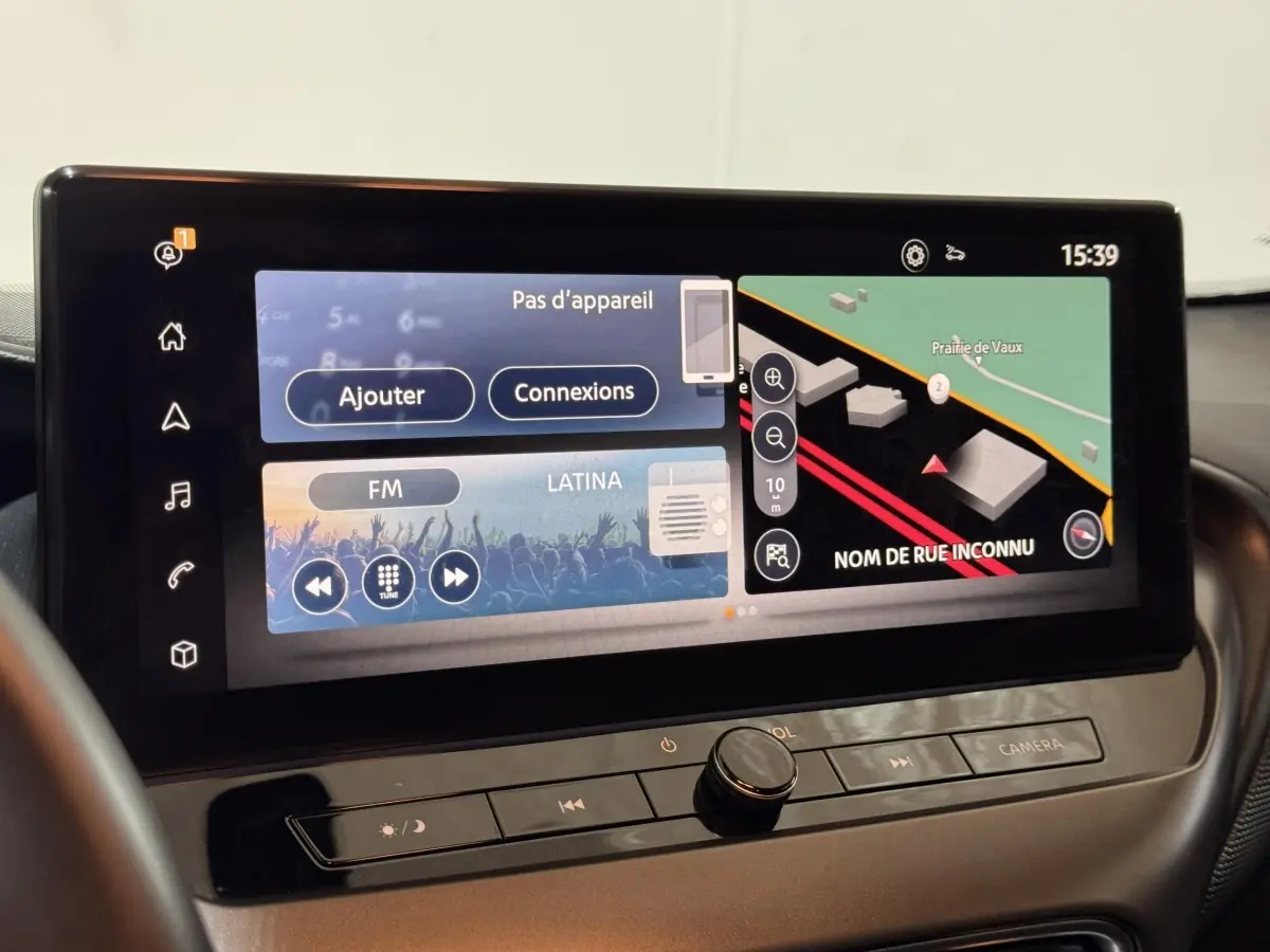 Écran tactile central 12,3 pouces du Nissan Juke gris clair 2025 affichant navigation 3D et options multimédia.