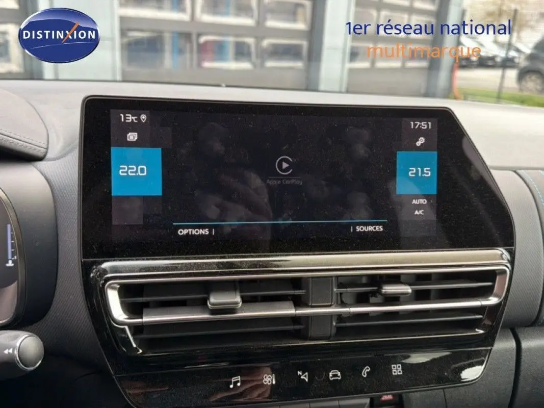 Vue intérieure du tableau de bord du Citroën C5 Aircross gris platinium, avec écran tactile et commandes de climatisation.