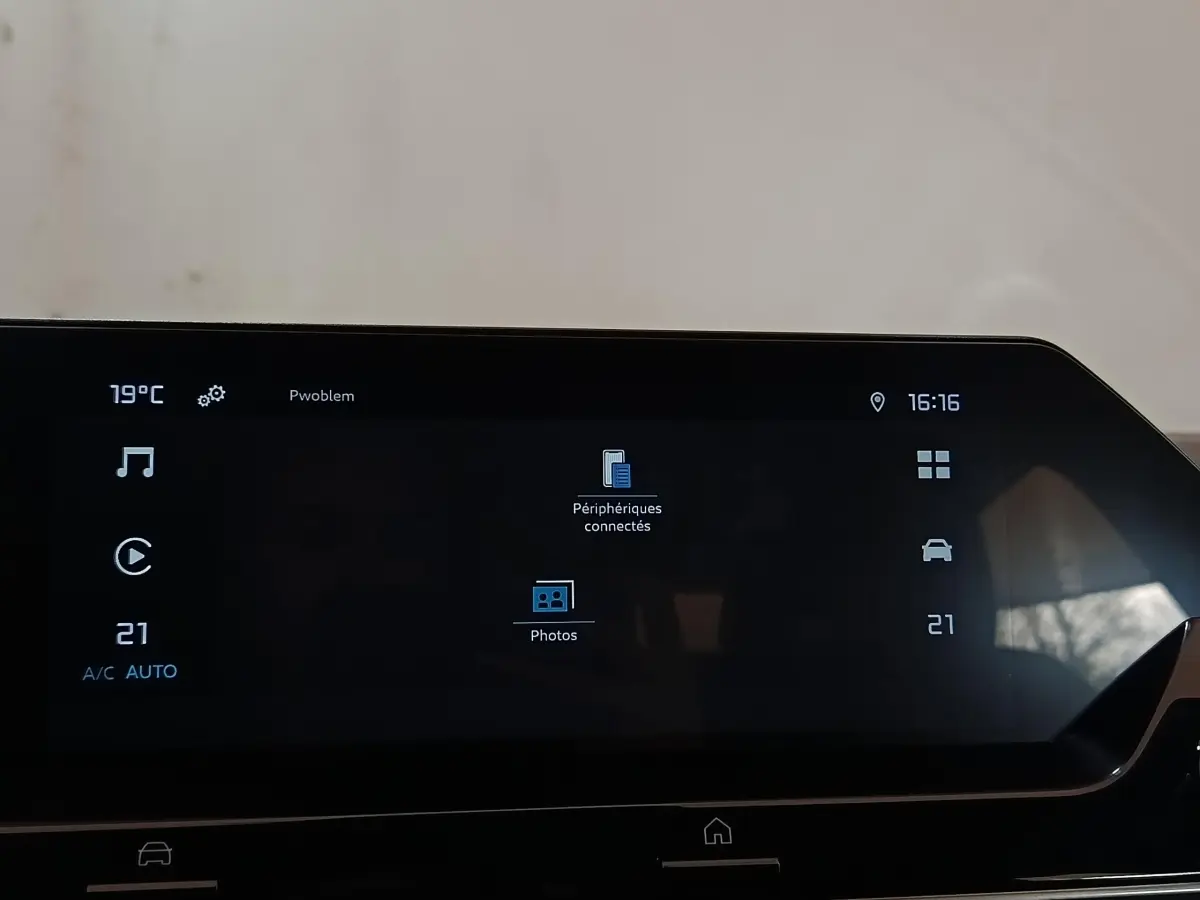 Écran tactile central de 10 pouces du Citroën C4 X noir, affichant les options de connectivité et température intérieure.