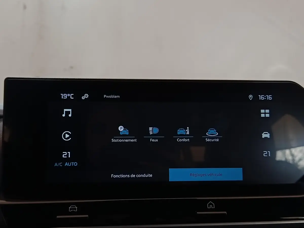 Écran tactile central de 10 pouces du Citroën C4 X noir, affichant les réglages de conduite et sécurité.