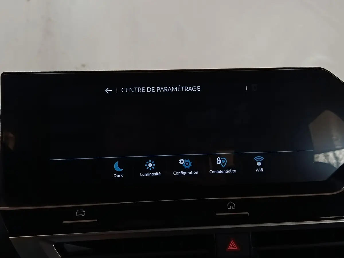 Écran tactile central du tableau de bord de la Citroën C4 X 2023, affichant le centre de paramétrage.