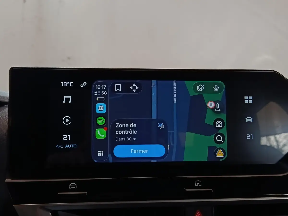Écran tactile central de 10 pouces affichant la navigation dans le tableau de bord du Citroën C4 X noir 2023.