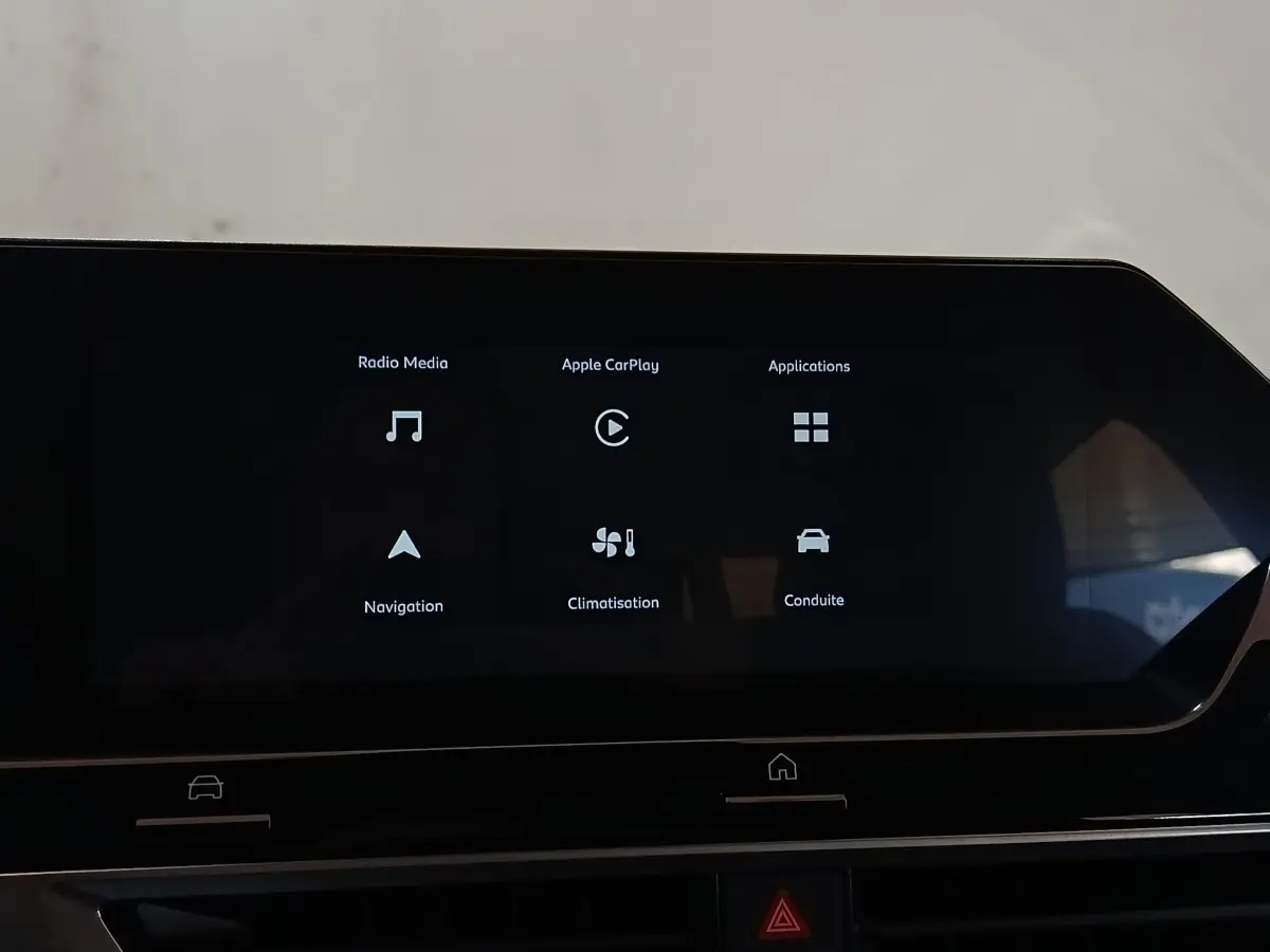 Écran tactile central affichant les options Apple CarPlay et navigation dans l'habitacle d'une Citroën C4 X noire.