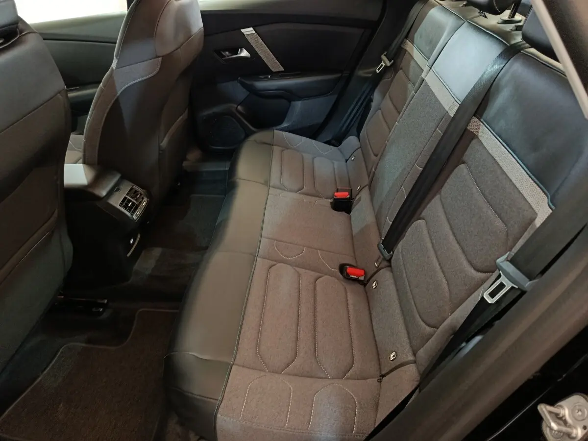 Vue intérieure côté droit des sièges arrière bi-matière gris et noir du Citroën C4 X 2023 PureTech 130 Feel Pack.