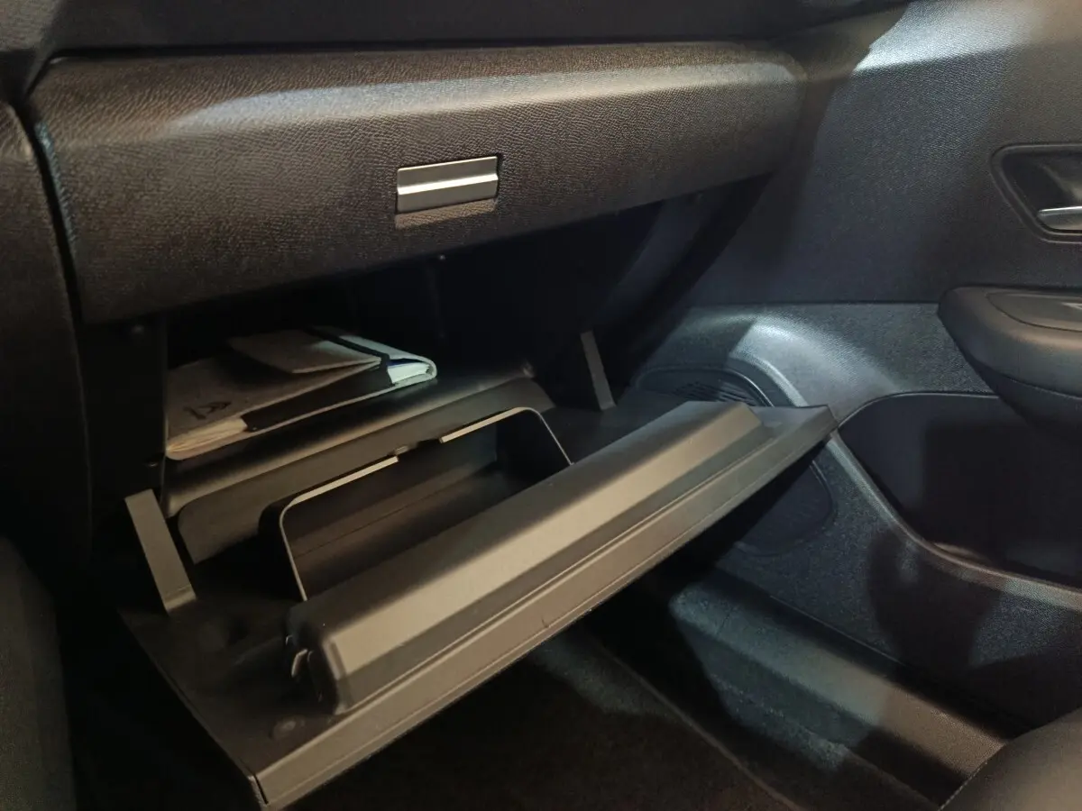 Gant de boîte à gants ouvert côté passager dans l'habitacle noir du Citroën C4 X PureTech 130 2023.