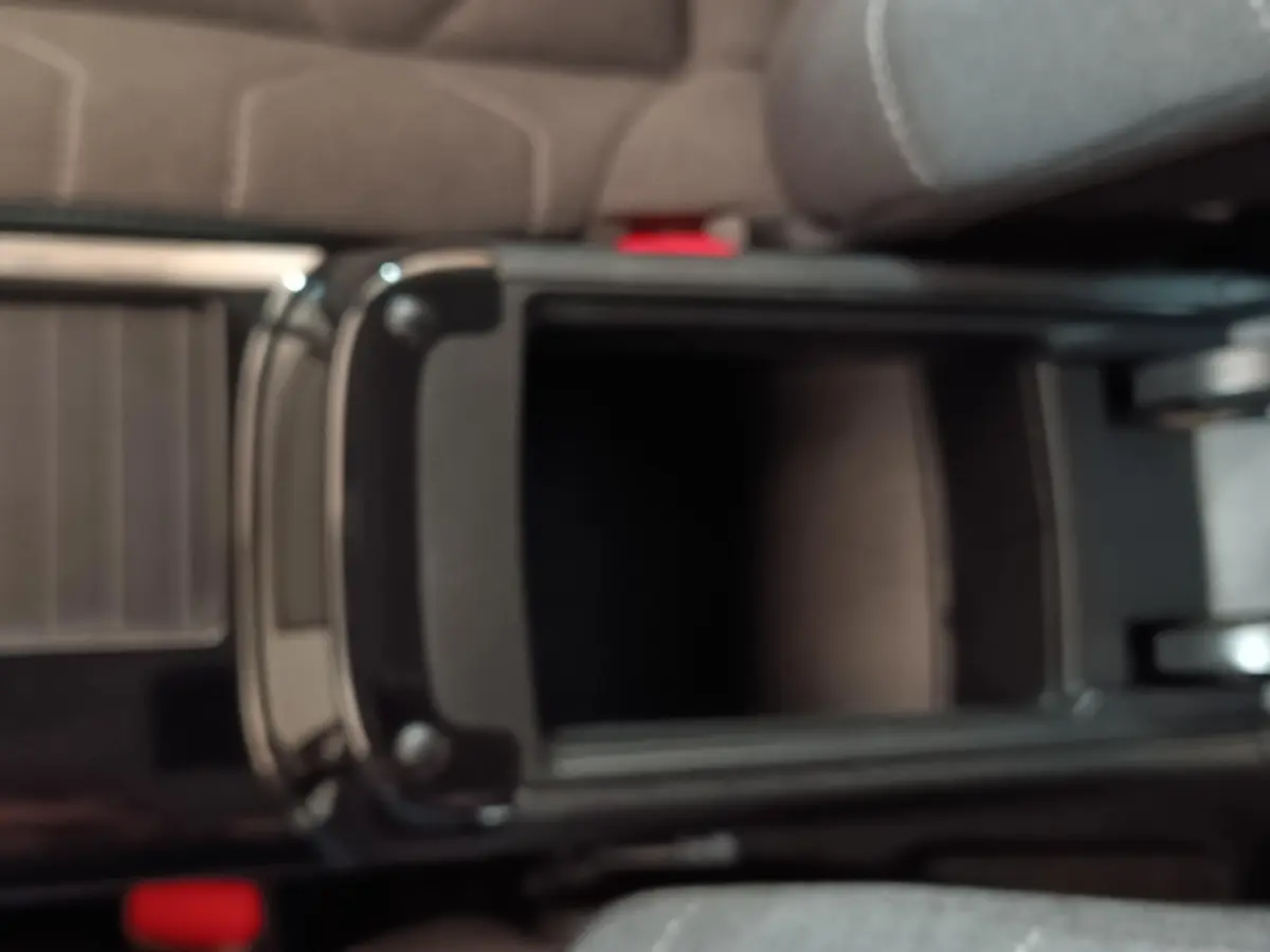 Vue plongeante sur la console centrale noire ouverte de la Citroën C4 X PureTech 130 Feel Pack 2023.