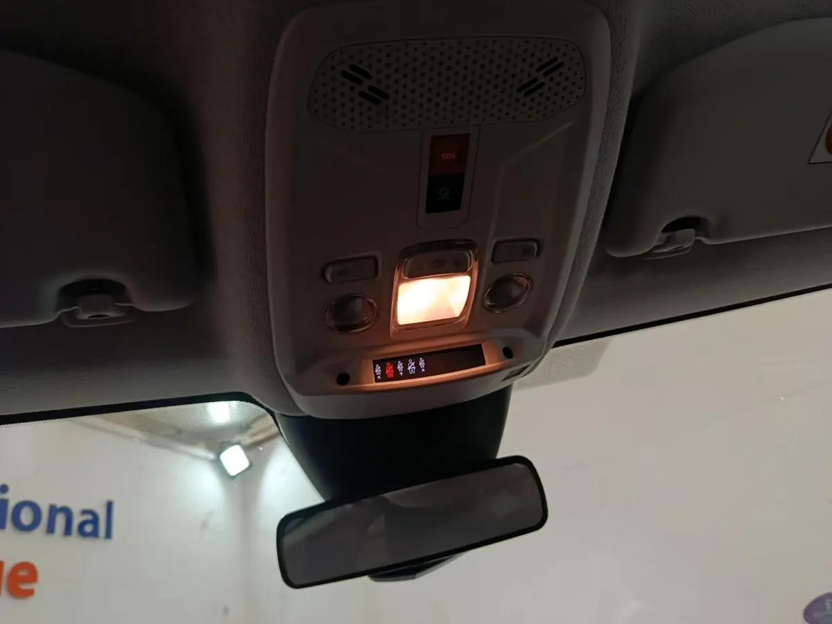 Vue intérieure du plafonnier avec éclairage et bouton SOS du Citroën C4 X noir, version Feel Pack 2023.