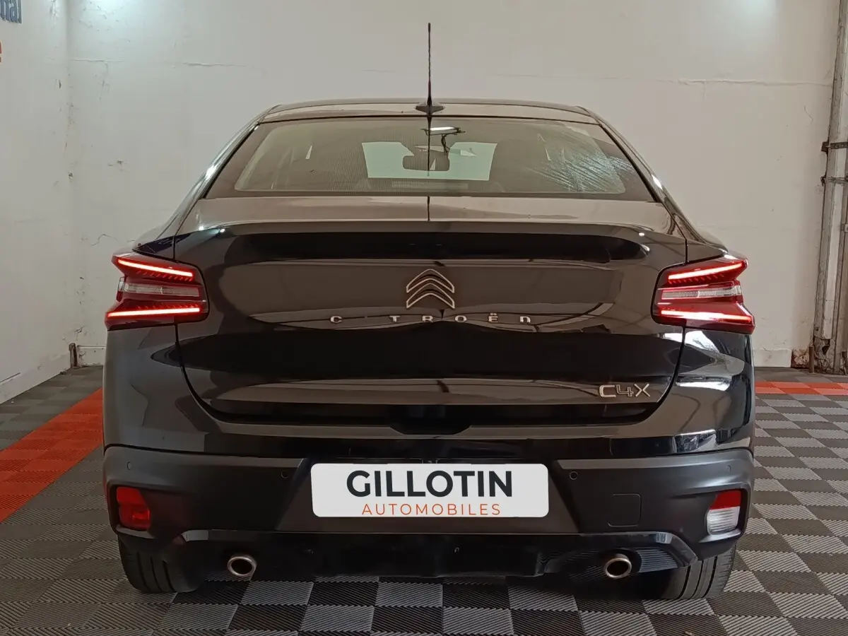 Vue arrière d'une Citroën C4 X noire 2023 avec feux LED distinctifs et double sortie d'échappement visible.