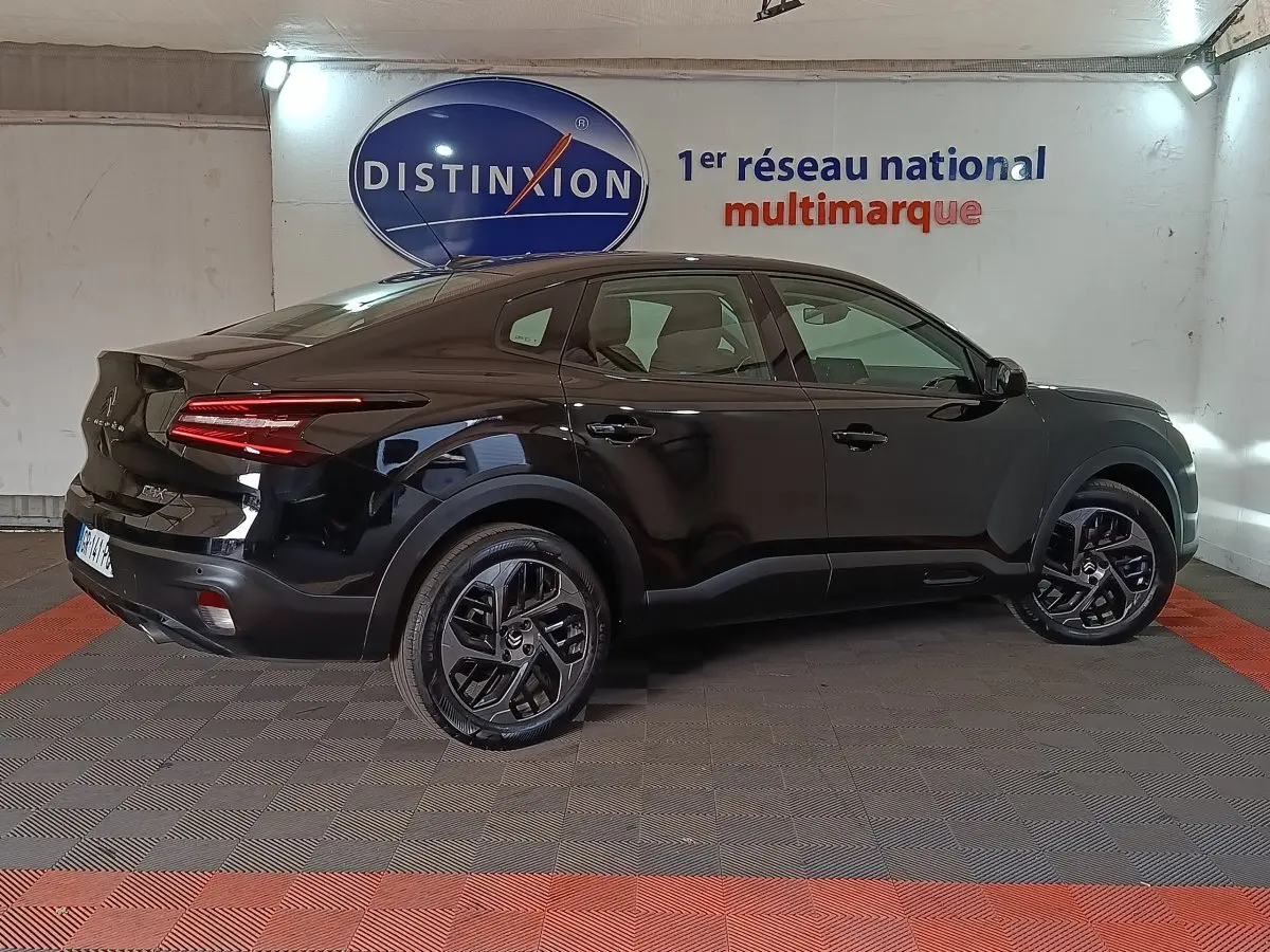 Vue latérale droite d'une Citroën C4 X noire 2023 avec feux arrière LED et jantes noires stylisées.