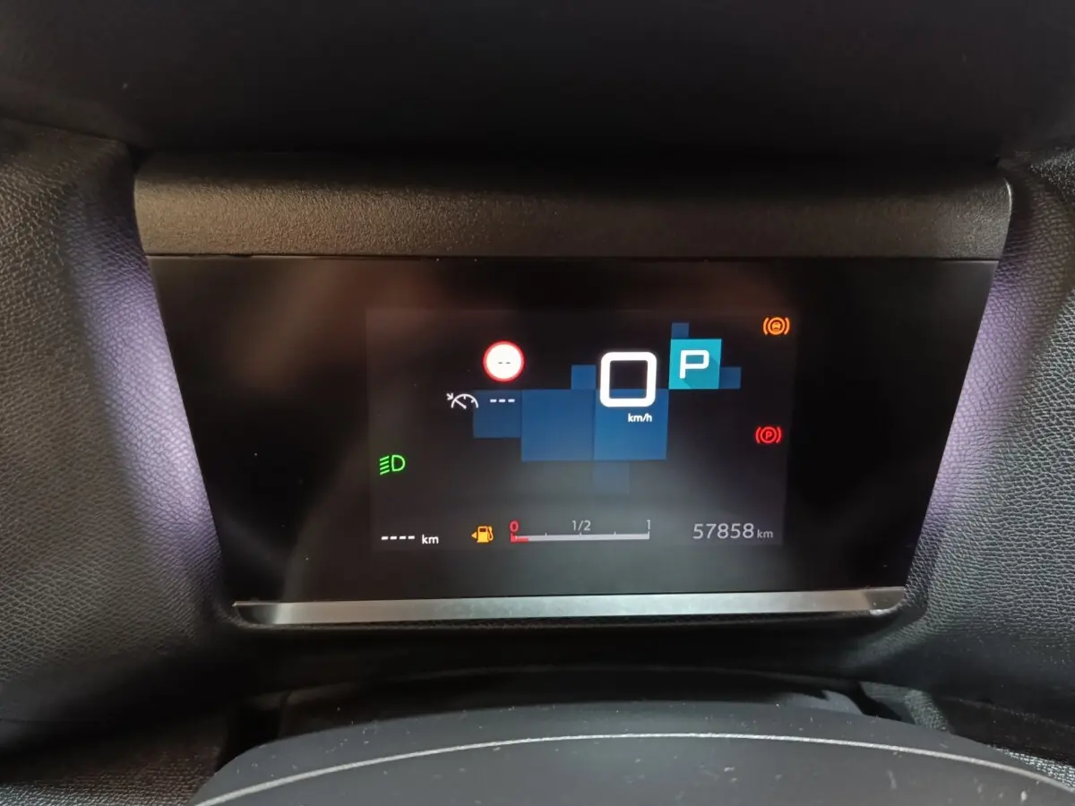 Affichage numérique du tableau de bord de la Citroën C4 X noir, montrant la vitesse à 0 km/h et indicateurs allumés.