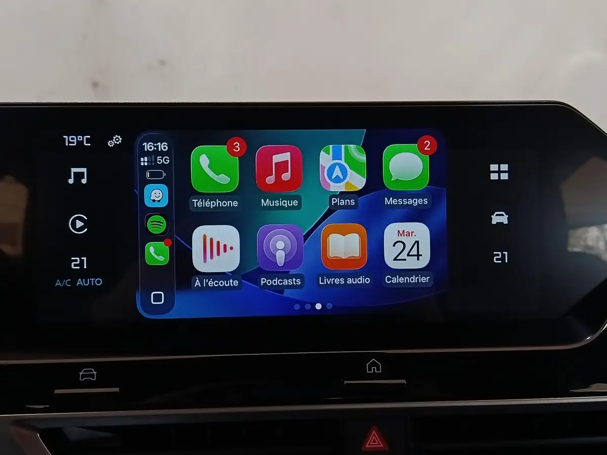 Écran tactile central 10 pouces du tableau de bord de la Citroën C4 X noire, affichant Apple CarPlay.