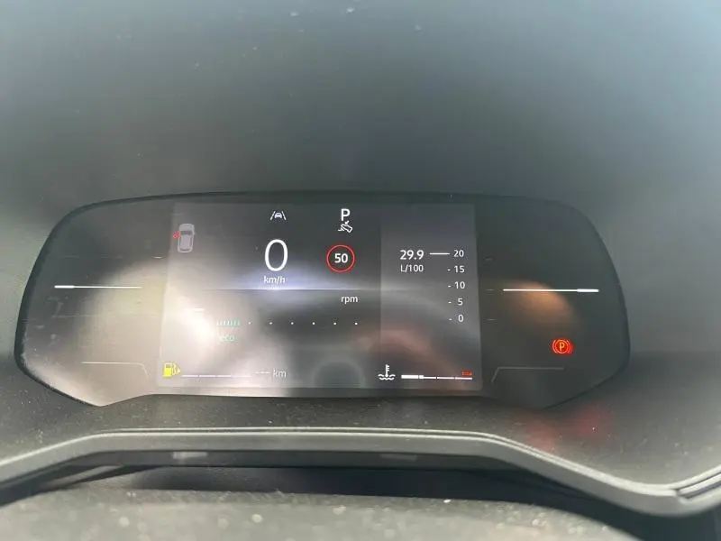 Tableau de bord numérique de Renault Clio 2025 affichant vitesse à 0 km/h et limite à 50 km/h, avec indicateurs de consommation et parking.