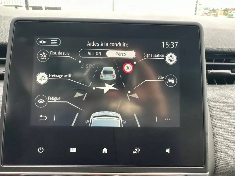 Écran tactile intérieur de la Renault Clio 2025 montrant les aides à la conduite avec interface en français.
