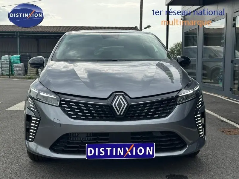 Vue frontale d'une Renault Clio gris métallisé 2025 avec calandre noire et feux LED verticaux distinctifs.