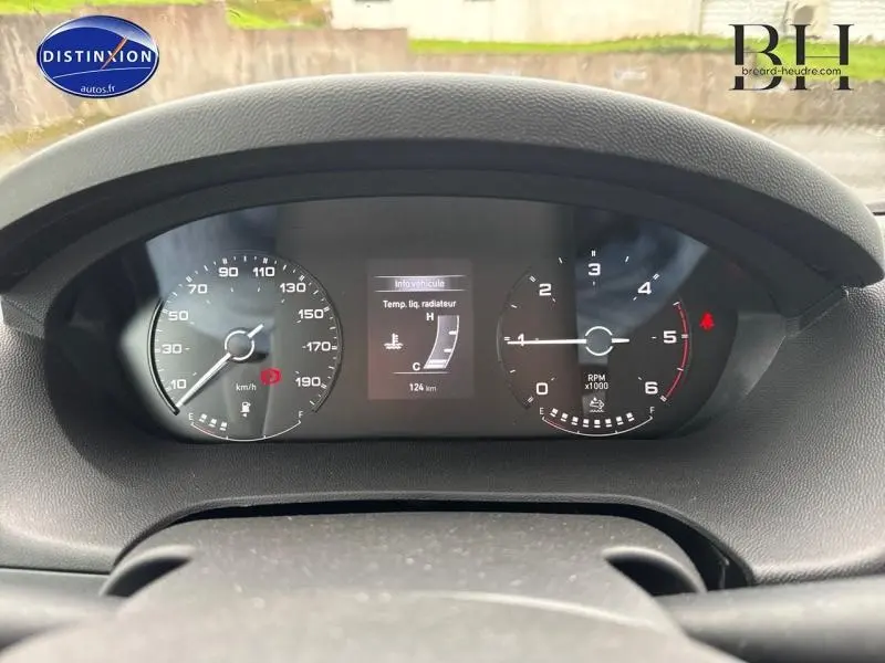 Tableau de bord noir du Fiat Ducato Benne 2023 avec compte-tours, compteur de vitesse et écran central affichant la température du liquide de refroidissement