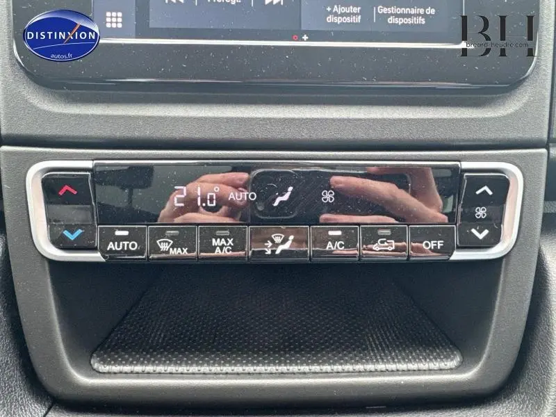 Panneau de commande de climatisation automatique du Fiat Ducato Benne 2023, affichant 21°C en mode auto.