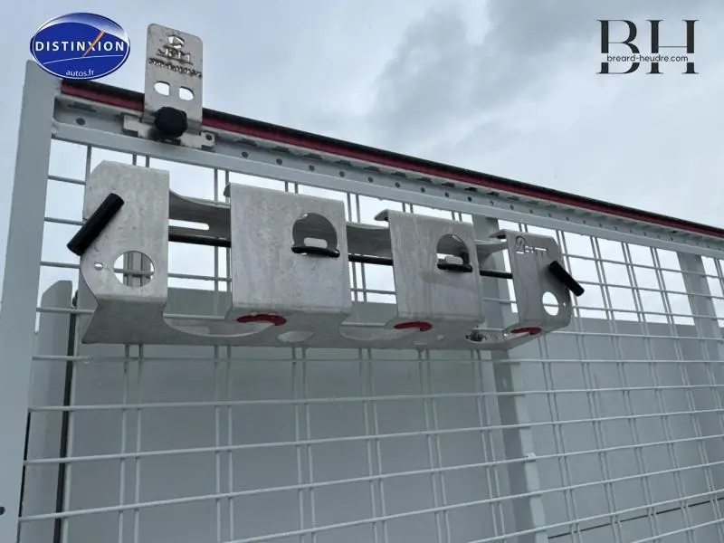 Gros plan sur la benne acier blanche du FIAT Ducato 3.5 L H3-Power 140ch, montrant les fixations métalliques sur la grille arrière.