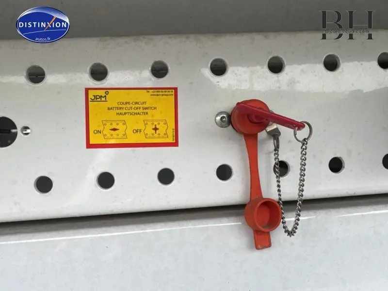 Détail du coupe-circuit rouge fixé sur la benne acier blanche du Fiat Ducato Benne 2023 vue de côté