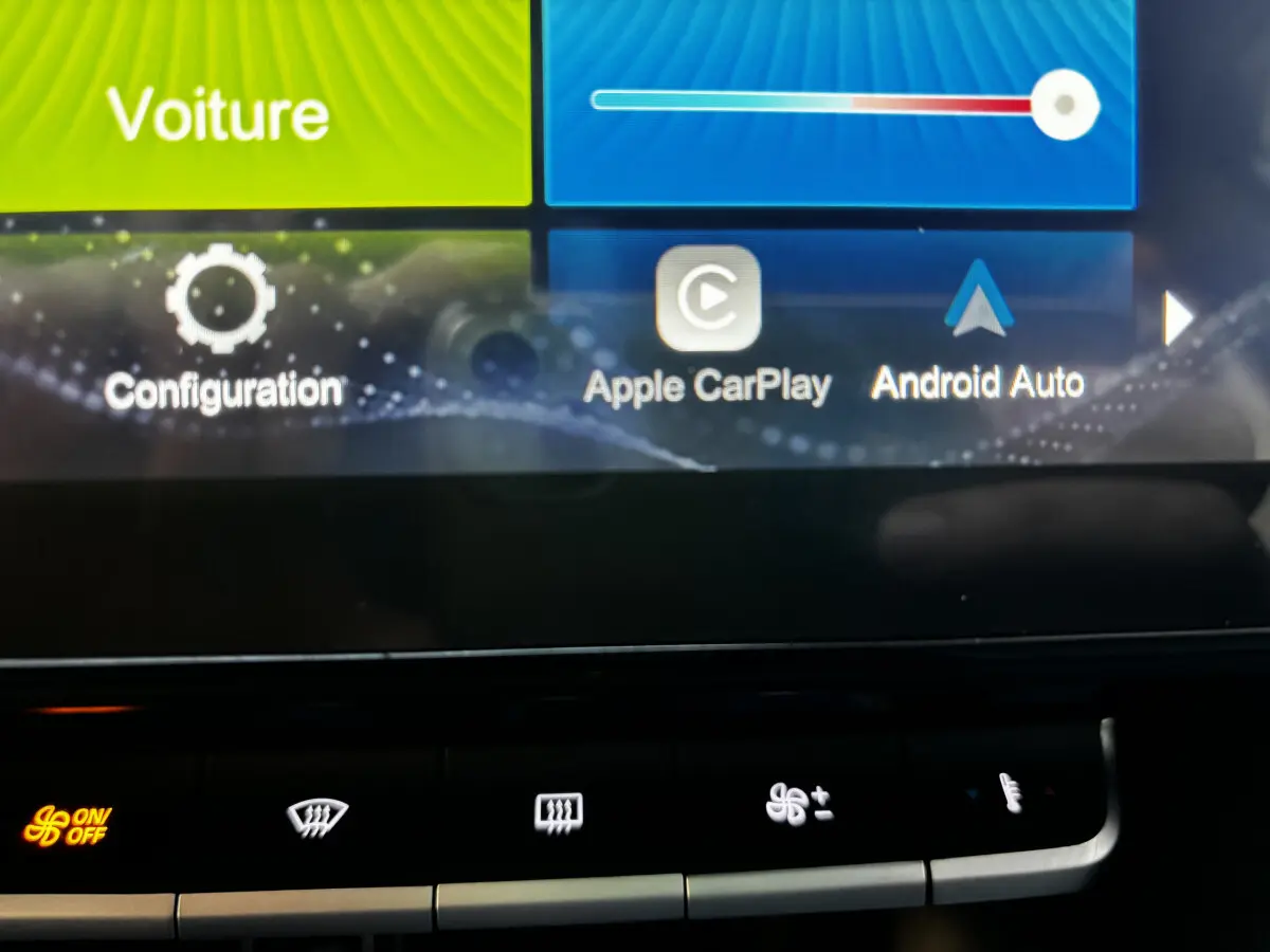 Écran tactile central avec interface Apple CarPlay et Android Auto dans un MG ZS gris clair de 2022.