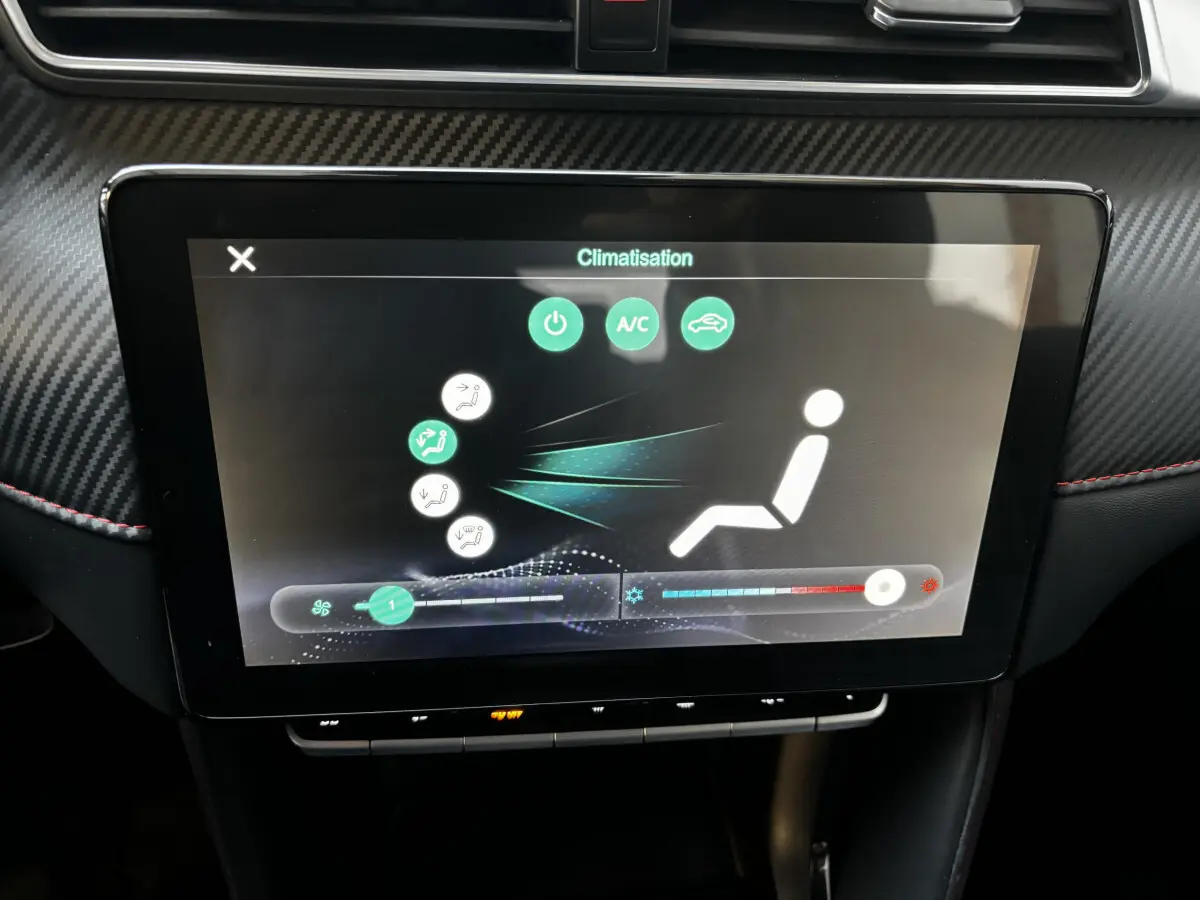 Écran tactile central affichant le réglage de la climatisation dans l’habitacle du MG ZS gris clair de 2022.
