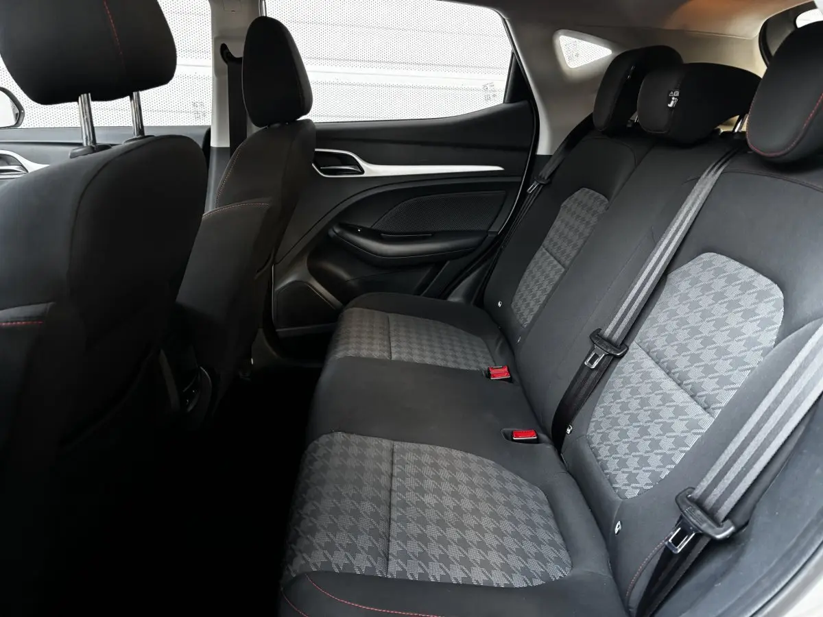 Vue intérieure côté droit des sièges arrière gris foncé avec motifs pied-de-poule et ceintures de sécurité sur MG ZS 2022.