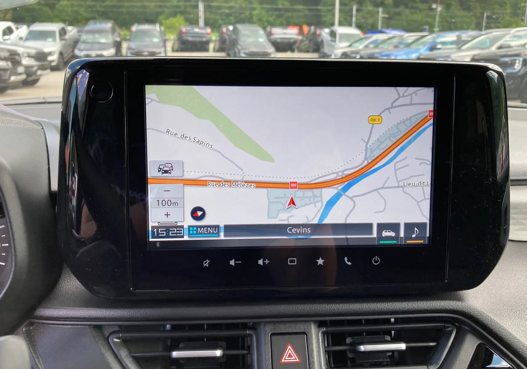 Écran tactile central du Suzuki Swift 1.2 Dualjet Hybrid Allgrip Pack affichant la navigation GPS sur fond noir.