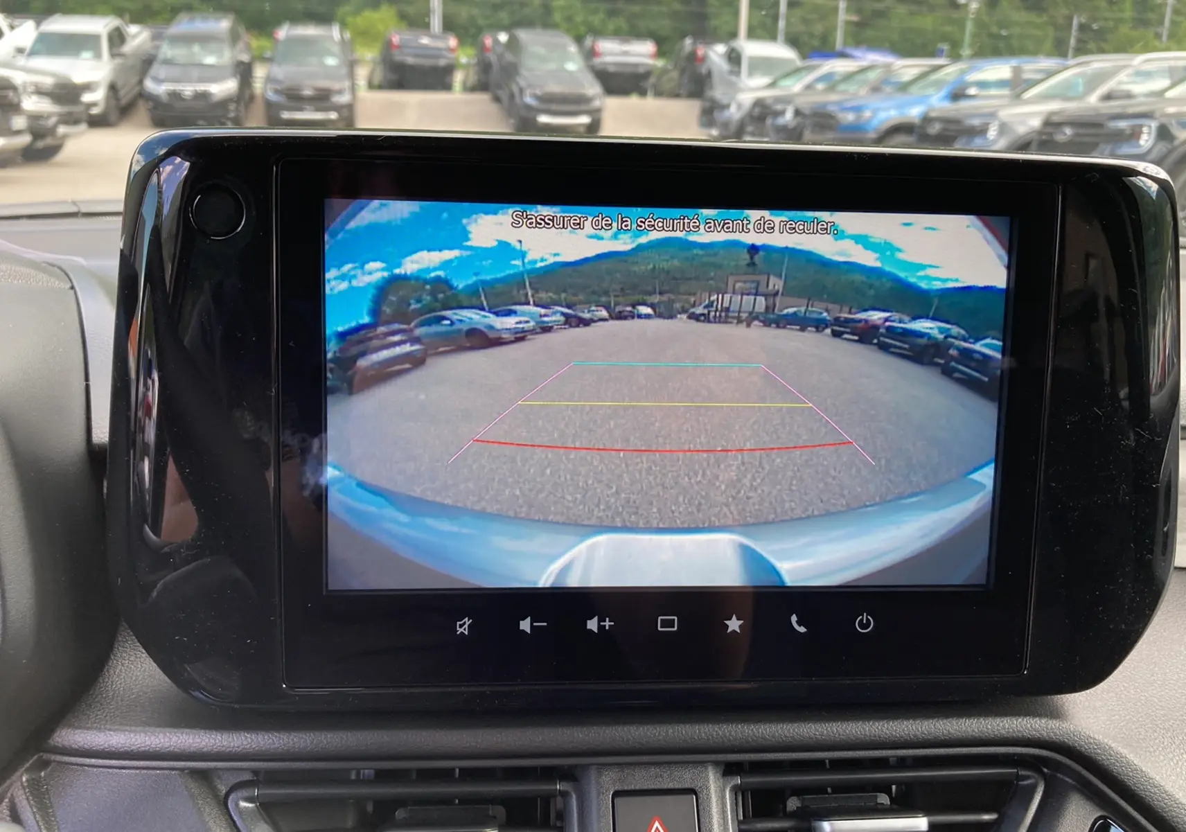 Écran central affichant la caméra de recul d'une Suzuki Swift 2025, vue intérieure avec tableau de bord noir.